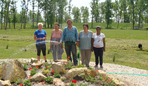 Parkosítás és virág ültetés májiusban Májiusban a község kiültet a falu területén 860 virágot