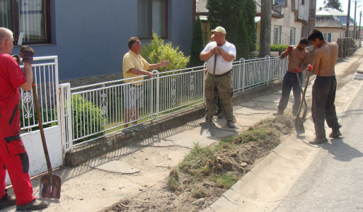 Rekonštrukcia obecných chodníkov 2013 V mesiaci máj v obci Beša sa urobilo 750 metrov nového chodníka to je / 1150m2